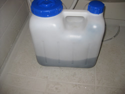 排水をボトルに入れて持ち帰ります。