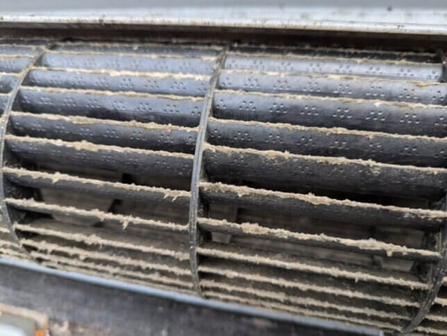 エアコンから床ぽろぽろ落ちるのはカビ