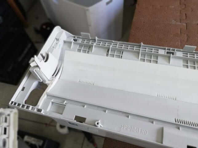 シャープのエアコンの土台パーツ