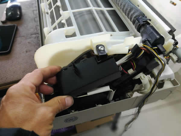 パナソニックのエアコンのお掃除機能部分