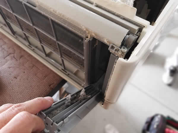 日立のエアコンのお掃除機能のホコリキャッチ