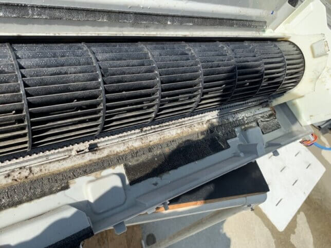 ダイキンのお掃除機能付きエアコンを分解した写真
つい2ヶ月前にエアコンクリーニングした所