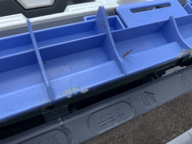 海水の水槽の上に設置してあるエアコンには塩分が付着していた