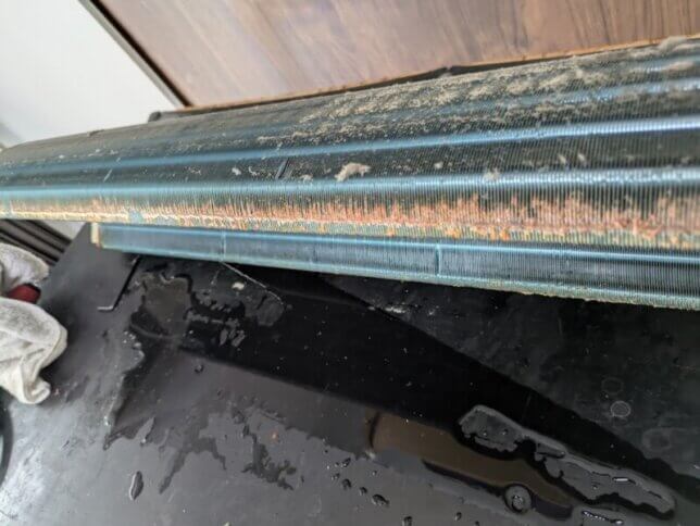 熱交換器を外した所
エアコンクリーニングしているエアコンはここが汚れている
