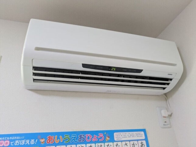 一条工務店の長府のRAYエアコンのクリーニング前
