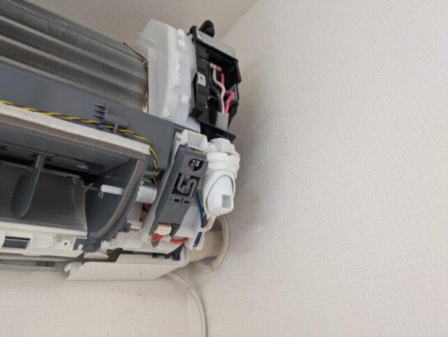 三菱電機のノーマルエアコンだが、分解は難易度高い