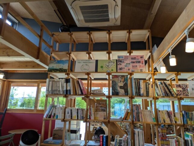 泉北ラボの店内　
小さな図書館のよう