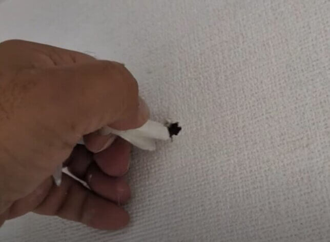 エアコンの取付板のアンカーが手で抜ける状態！