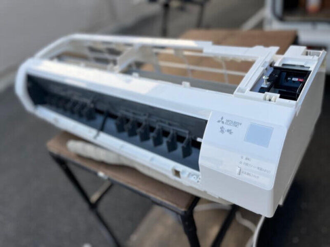 堺市中区のお客様宅で分解したエアコンの送風ファンとドレンパンのカビ汚れ