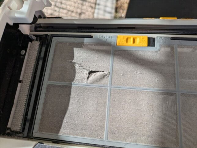 日立のエアコンのフィルターが破損していた。