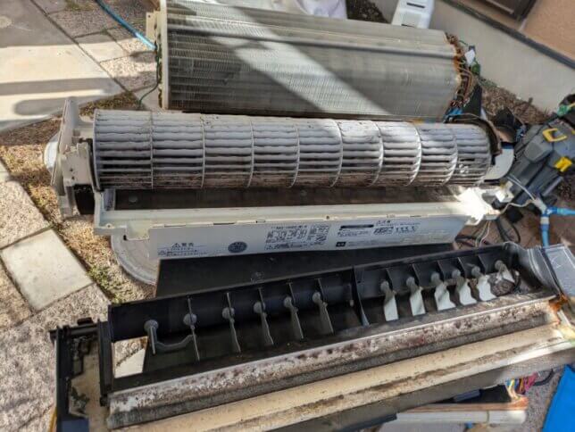 泉佐野市のエアコンを分解した所