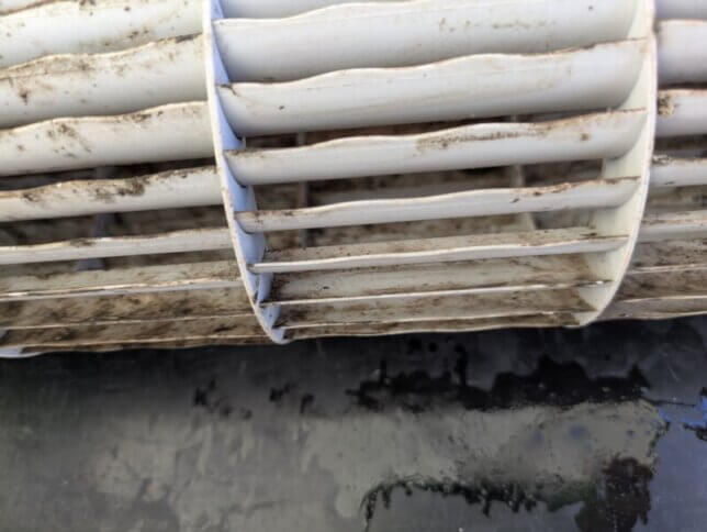 ファンをご自分で拭いた状態でも、キレイにならない