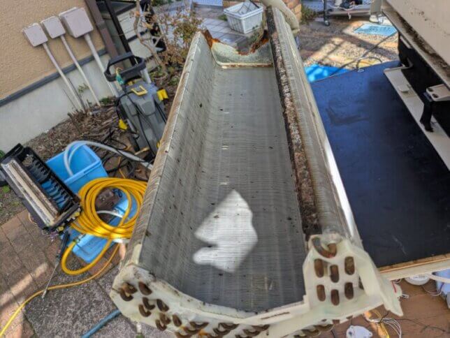 日立のエアコンを分解してみると、
熱交換器の裏にカビが飛び散っていた。