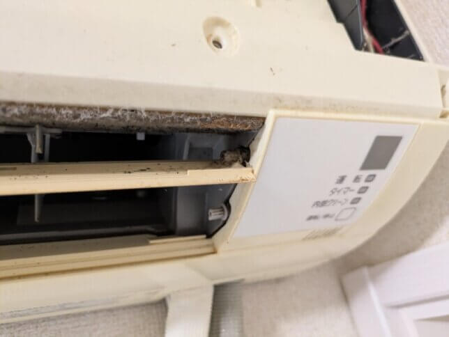 上のルーバーがおかしい