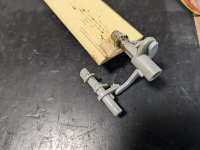 ルーバーを外してみたら
ボンドでくっつけていた！