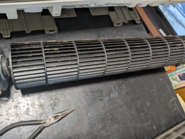 ファンを分解した所
カビが凄い