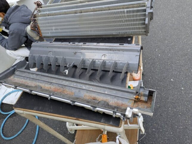 全部分解した状態のエアコン