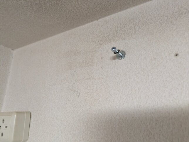 正しい鉄製のアンカーを打ち直しています。