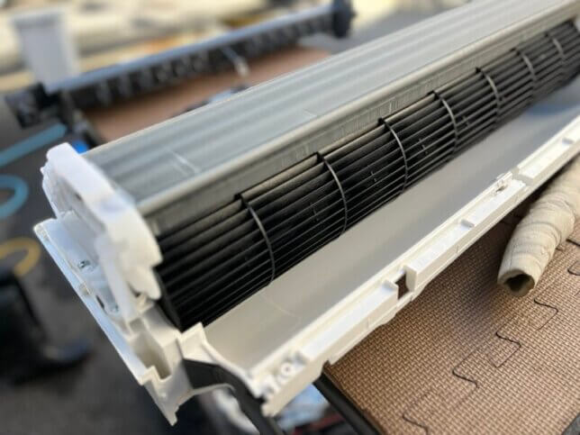 壁掛け洗浄では届かないエアコン内部の裏側の汚れ