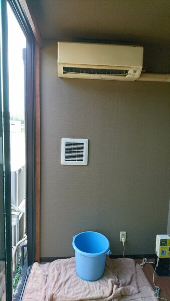 水漏れが凄すぎて、タオルを引いてバケツを受けている