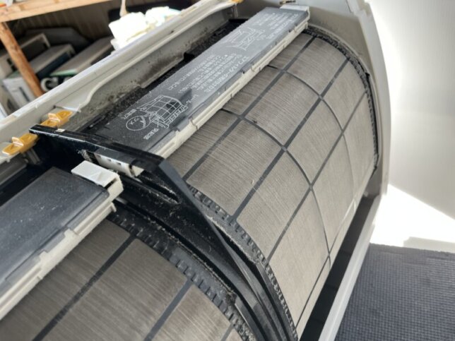 風の出にくいダイキンのエアコンを持ち帰りクリーニングしたフィルター