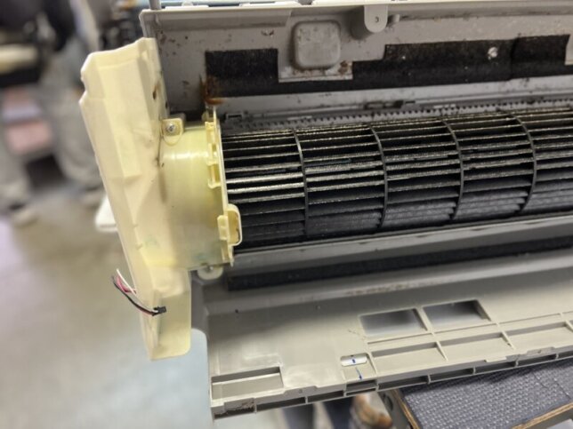 ダイキンのエアコンを分解している様子