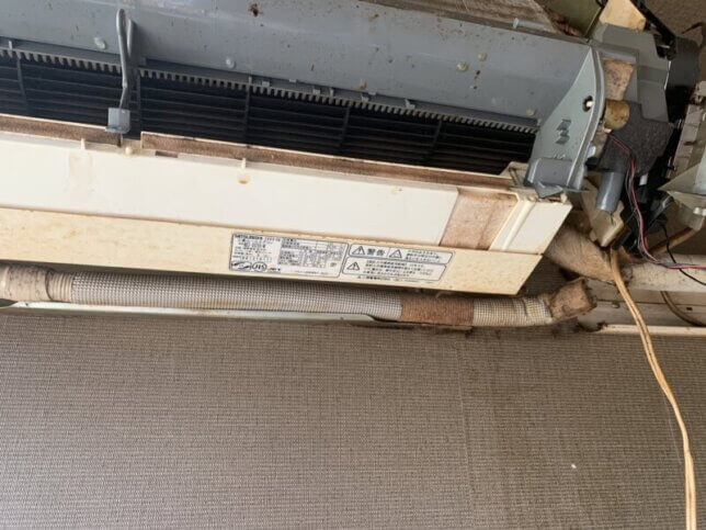 左が排水の出口なのに、右から出ています