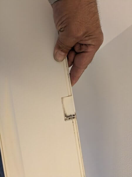 真ん中のルーバーが折れている