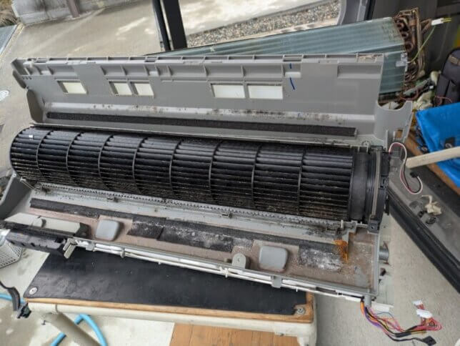 ダイキンのエアコンを分解した所
ファンが見える