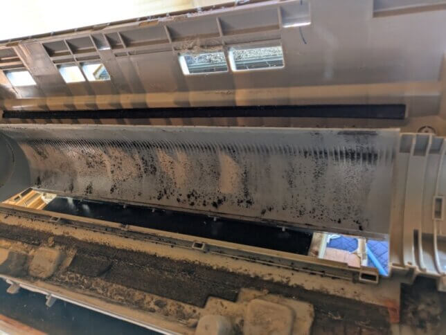 ケーシングもファンから飛び散ったカビが