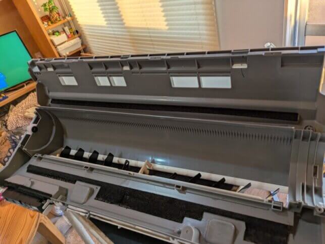 洗浄後のエアコンのケーシング