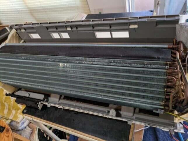 洗浄後のエアコンの熱交換器