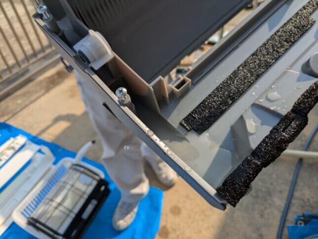 左のドレンパンに亀裂が
完全分解する事で発見出来ました!