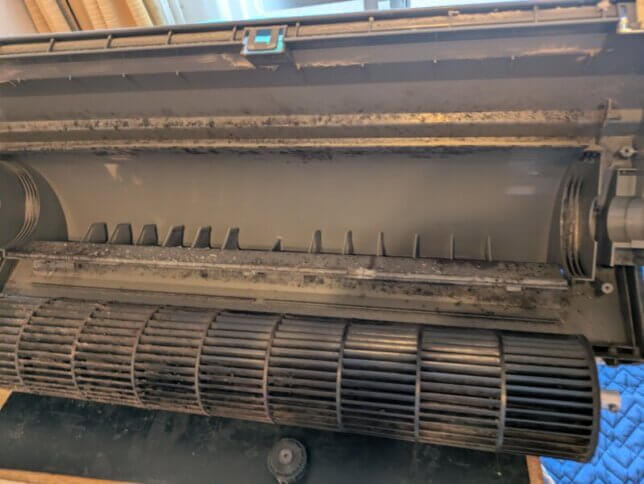 分解したエアコン。
右側のファン一番奥が掃除した所