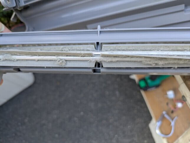 お掃除機能のブラシに汚れが溜っている