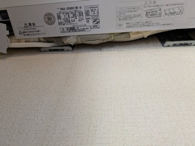 大阪市の日立のお掃除機能付きエアコン
不十分の断熱処理での水漏れ