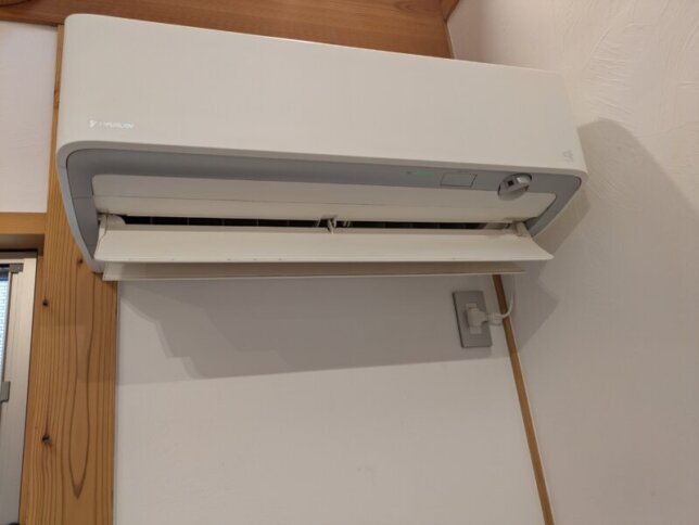 塗り壁に設置されたダイキンのお掃除機能付きエアコン