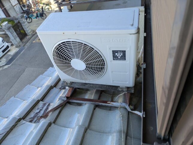 屋根の上にあるエアコンの室外機
