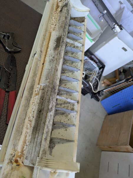 シャープのドレンパン洗浄前