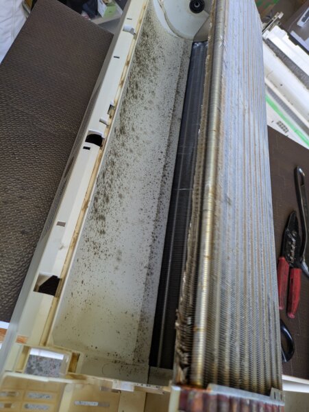 ファンを外したシャープのエアコン