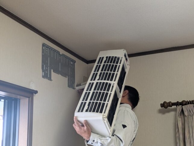 エアコンを大阪で移設中