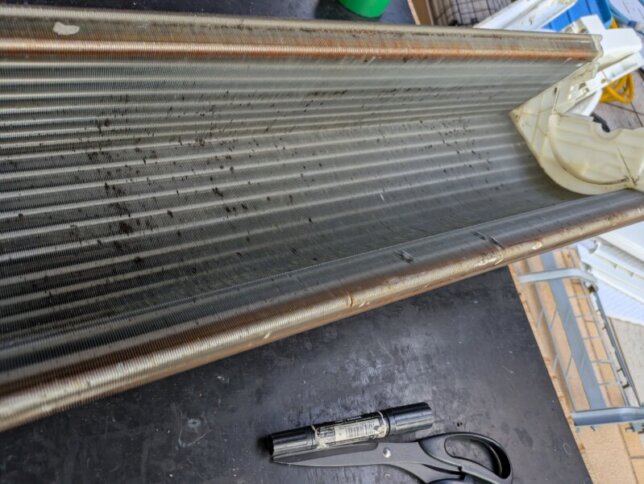 熱交換器の裏側はエアコンクリーニング時にファンからのカビが飛び散った
