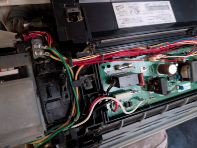 組み立て時には配線を正しい位置に