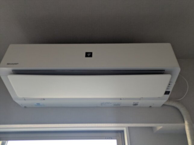 シャープのお掃除機能付きエアコンをエアコン完全分解クリーニング