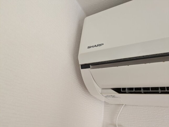 壁に近く設置してあるエアコンの状況