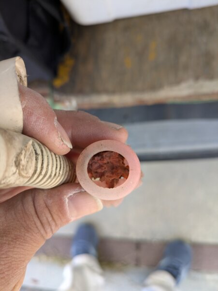 撤去したエアコンの虫除けキャップ