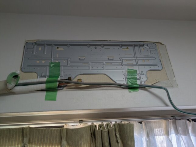 エアコン部分だけクロスが貼れていない状態