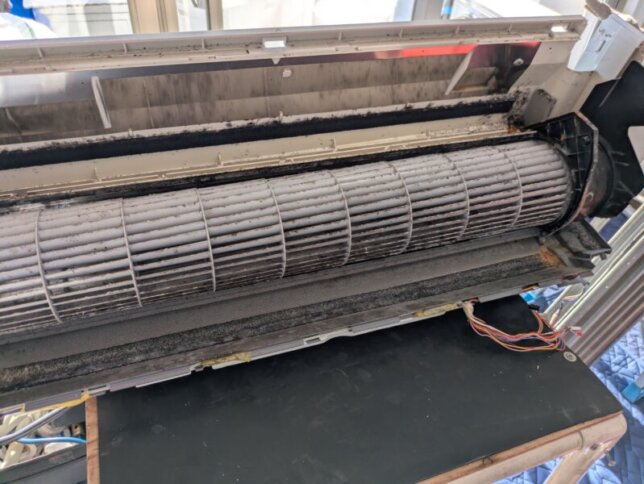 日立のファンが汚れている様子