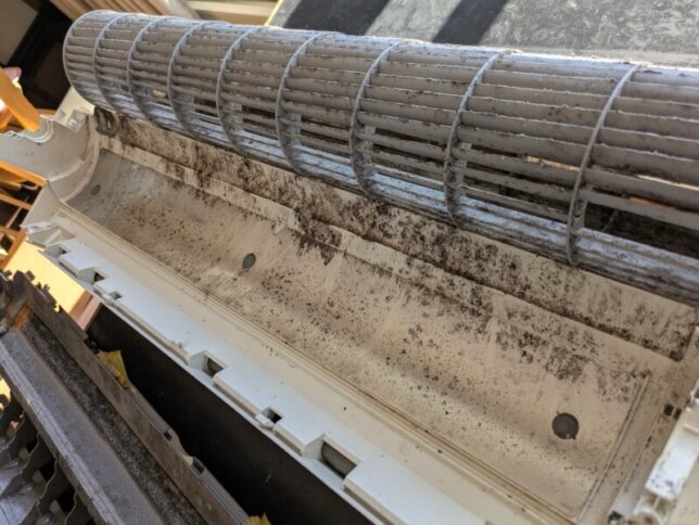 ドレンパンとファンの奥の汚れの状況