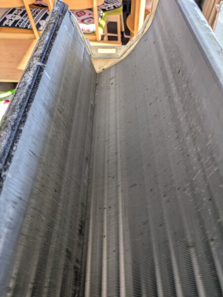 熱交換器の裏が汚れている状況